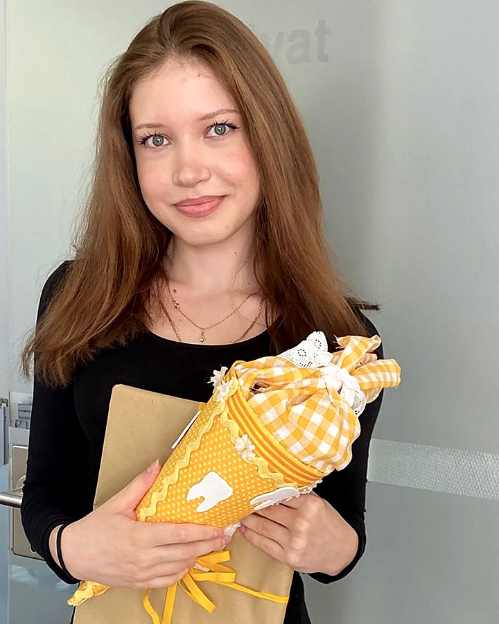 Lisa Ivanenko, neue Auszubildende zur Zahnmedizinischen Fachangestellten, an ihrem ersten Ausbildungstag mit Schultüte